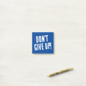 上に与え来ない深いやる気を起こさせる青 ポストイット (デスク上)