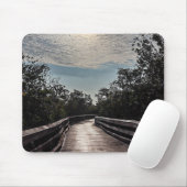 上に雲のある木製の板輝く道 マウスパッド (マウス)