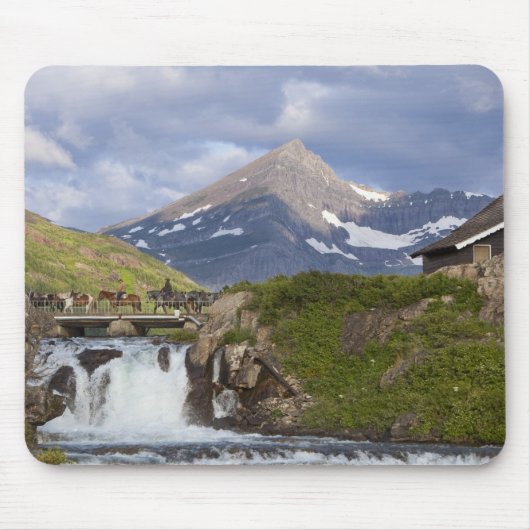 上の橋の上に馬を引く荷造り人 マウスパッド (正面)