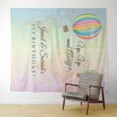 上りおよび遠くにの上で熱気は誕生日の背景幕を風船のようにふくらませます タペストリー (インサイチュ(横))