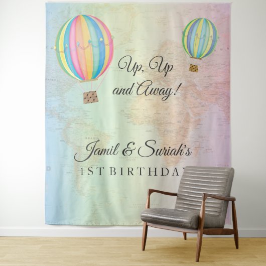 上りおよび遠くにの上で熱気は誕生日の背景幕を風船のようにふくらませます タペストリー (インサイチュ)