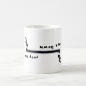 上を見るか下を見る（&スティックの男） コーヒーマグカップ (中央)