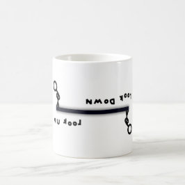 上を見るか下を見る（&スティックの男） コーヒーマグカップ