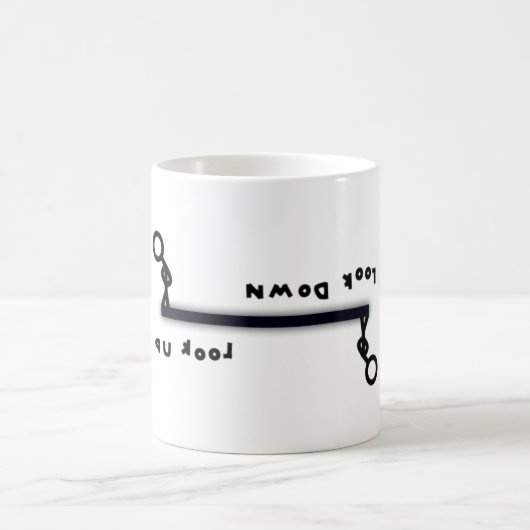 上を見るか下を見る（&スティックの男） コーヒーマグカップ (中央)