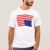 上下逆アメリカ国旗の遭難 – アンチトランプ Tシャツ (正面)