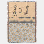 上品だが青白いユキヒョウ スローブランケット (正面縦)