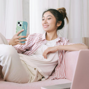 上品なかわいらしモノグラム赤ちゃんブルーフローラシック iPhone 15ケース