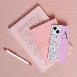 上品なかわいらしモノグラムA薄紫の花 iPhone 15ケース