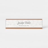 上品なばら色の金ゴールドの白い大理石のモダンなエレガント デスクネームプレート (正面)