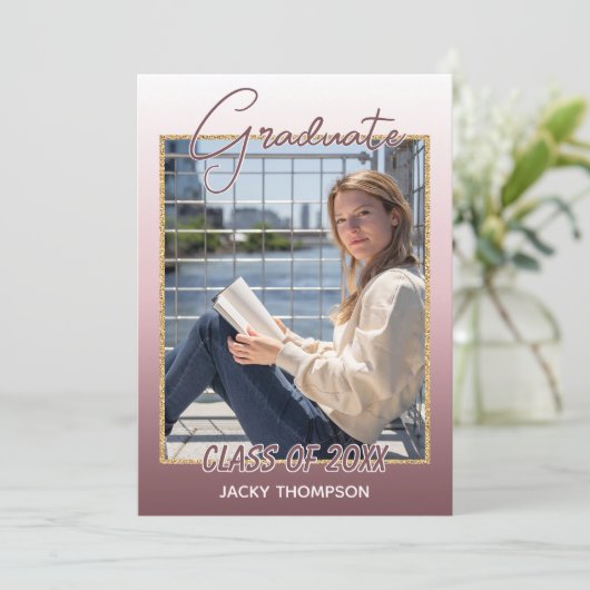 上品なシックなグラデーションモーブタウペダークピンクの卒業 案内状 (スタンド正面)