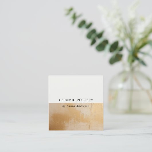 上品なシックなベージュ金ゴールド絵を描油テクスチャQRコード スクエア名刺 (スタンド正面)