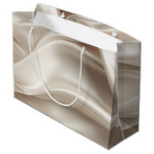 上品なシャンパンゴールド ロマンティック 偽サテン ラージペーパーバッグ (裏面アングル)