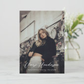 上品なスクリプトマスタード写真コラージュ卒業 案内状 (スタンド正面)