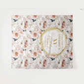 上品なダスティピンクの花のバースデーフォトブース タペストリー (正面(横))