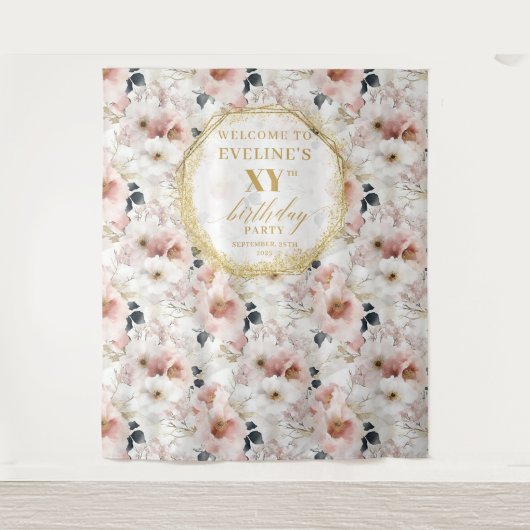 上品なダスティピンクの花のバースデーフォトブース タペストリー (正面)