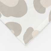 上品なニュートラルチータープリント&イニシャルレター フリースブランケット (角)