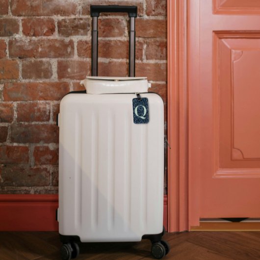 上品なフローラモノグラムのレターQブルー ラゲッジタグ