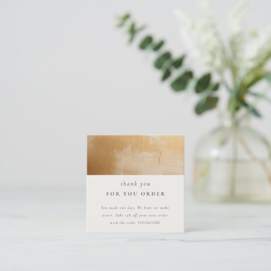 上品なベージュ金ゴールド絵を描油テクスチャー スクエア名刺 (スタンド正面)