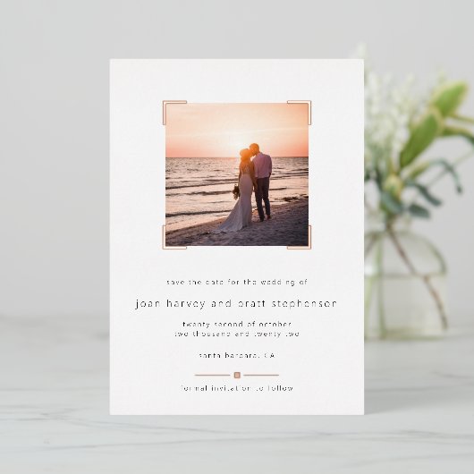 上品なミニマル写真結婚式の日付を保存 箔招待状 (立ち正面)