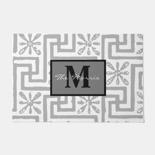 上品なモダンスタイリッシュギリシャ語の鍵モノグラム灰色かわいい ドアマット (正面)