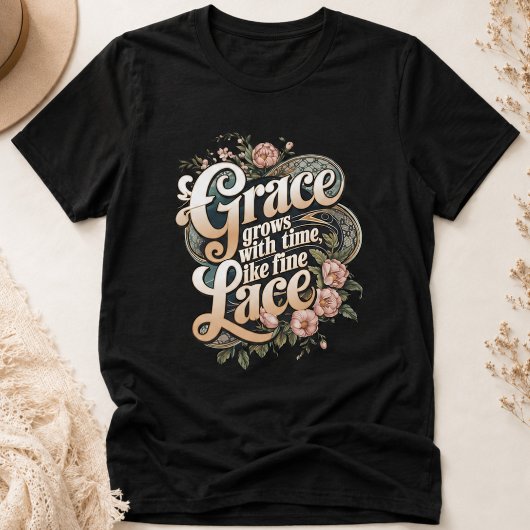 上品なレースのようなヴィンテージの花柄デザイン Tシャツ