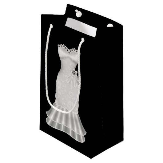 上品な服装が付いているブライダルシャワーの黒いギフトバッグ スモールペーパーバッグ (正面アングル)