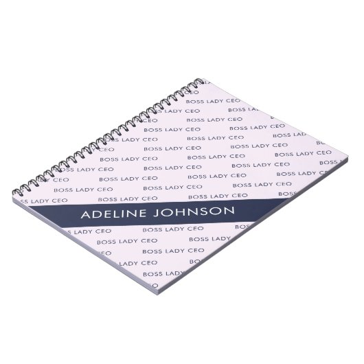 上品な淡い藤色の背景に、濃い青色の太文字で「Boss Lady CEO」の文字パターンが45度に傾け ノートブック (左側)