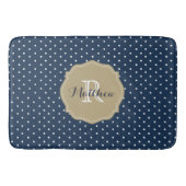 上品な濃紺の水玉模様および珊瑚のモノグラム バスマット (正面)