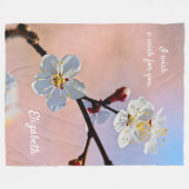 上品な白いア日本のプリコットの花 フリースブランケット (正面(横))
