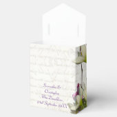 上品な白と淡い紫の花のブーケのウェディング フェイバーボックス (オープン)