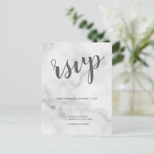 上品な白エレガント大理石ウェディングRSVP インビテーションポストカード (スタンド正面)