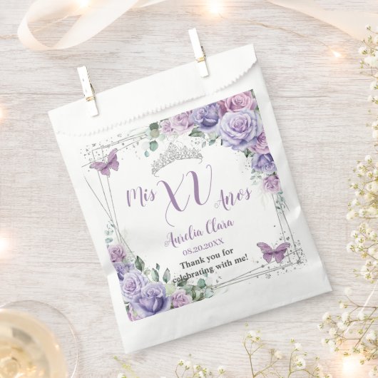 上品な紫色のライラックの花と蝶のキンセアニエラ フェイバーバッグ (クリップ留めされた状態)