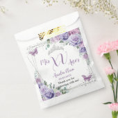 上品な紫色のライラックの花と蝶のキンセアニエラ フェイバーバッグ (封をした状態)