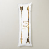 上品な金ゴールドの部族の矢カップルのイニシャル ボディピロー (裏面 (縦))