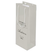 上品モダンなタイポグラフィミセス結婚ズ ワインギフトバッグ (正面アングル)