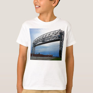 上昇橋の下の船 Tシャツ