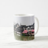 上海、中国、2017年3月30日、木造の歴史的武井 コーヒーマグカップ (正面右)