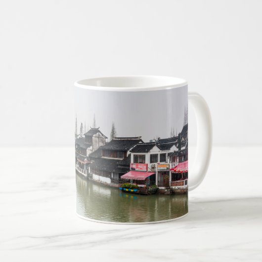 上海、中国、2017年3月30日、木造の歴史的武井 コーヒーマグカップ (正面右)