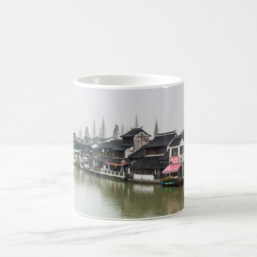 上海、中国、2017年3月30日、木造の歴史的武井 コーヒーマグカップ (中央)