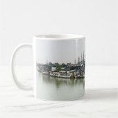 上海、中国、2017年3月30日、木造の歴史的武井 コーヒーマグカップ (左)