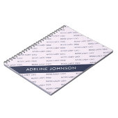 上質な淡いモーブカラーの背景に、濃い青色の太文字で「Boss Lady CEO」の文字パターンが45 ノートブック (左側)