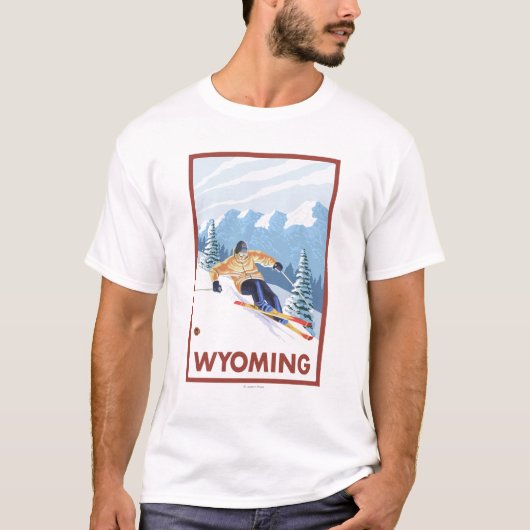 下り坂の雪SkierWyoming Tシャツ (正面)