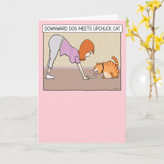 下向きおもしろい犬がアップチャック猫誕生日に出会う カード (黄色い花)