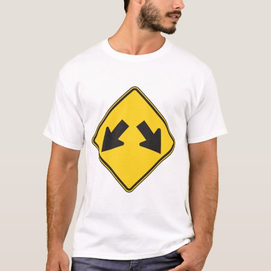 下向きの二重矢印警告道路標識 Tシャツ (正面)