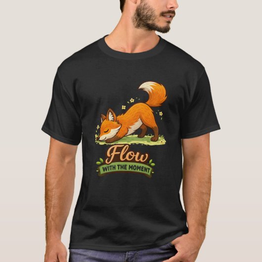 下向きの犬のヨガポーズの漫画のキツネデザイン Tシャツ (正面)
