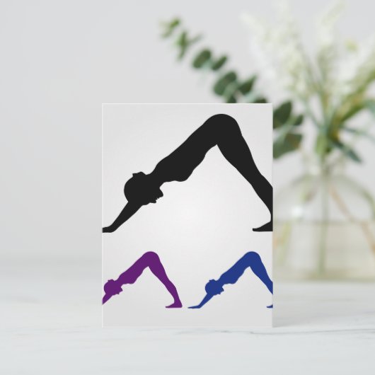 下向きの犬のヨガポーズ ポストカード (スタンド正面)