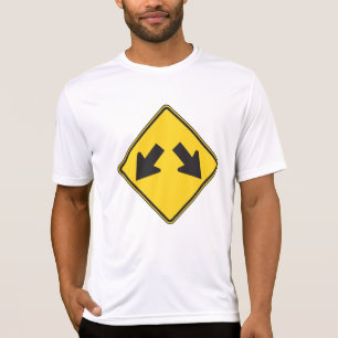 下向きの矢印2つの警告道路標識 Tシャツ