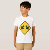 下向き二重矢印警告道路標識 Tシャツ (正面フル)