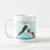 下向き犬のヨガポーズ – ミニマルなカスタムデザイン コーヒーマグカップ (左)