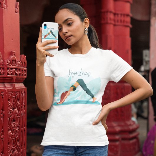 下向き犬のヨガポーズ – ミニマルなカスタムデザイン Tシャツ